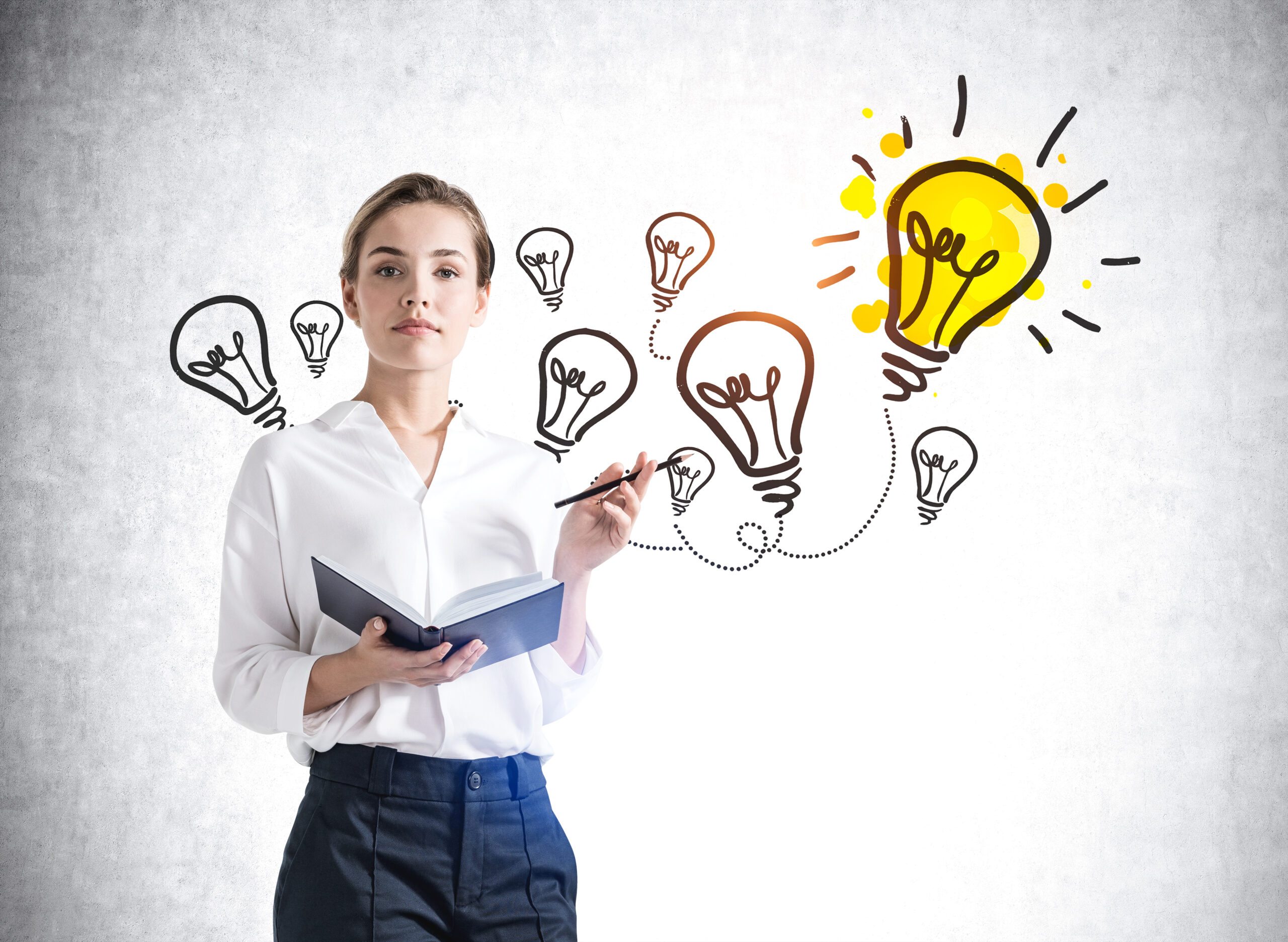 European,Attractive,Young,Woman,In,Formal,Wear,Holding,Planner,And Ampoules déssinées sortant d'un livre