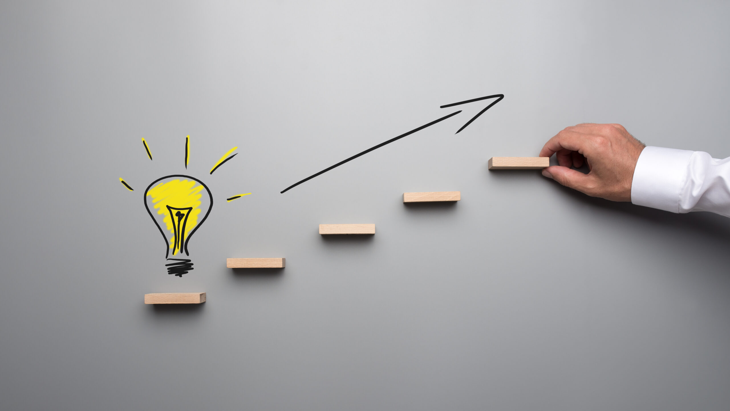 Idée qui monte Ampoule qui monte un escalier