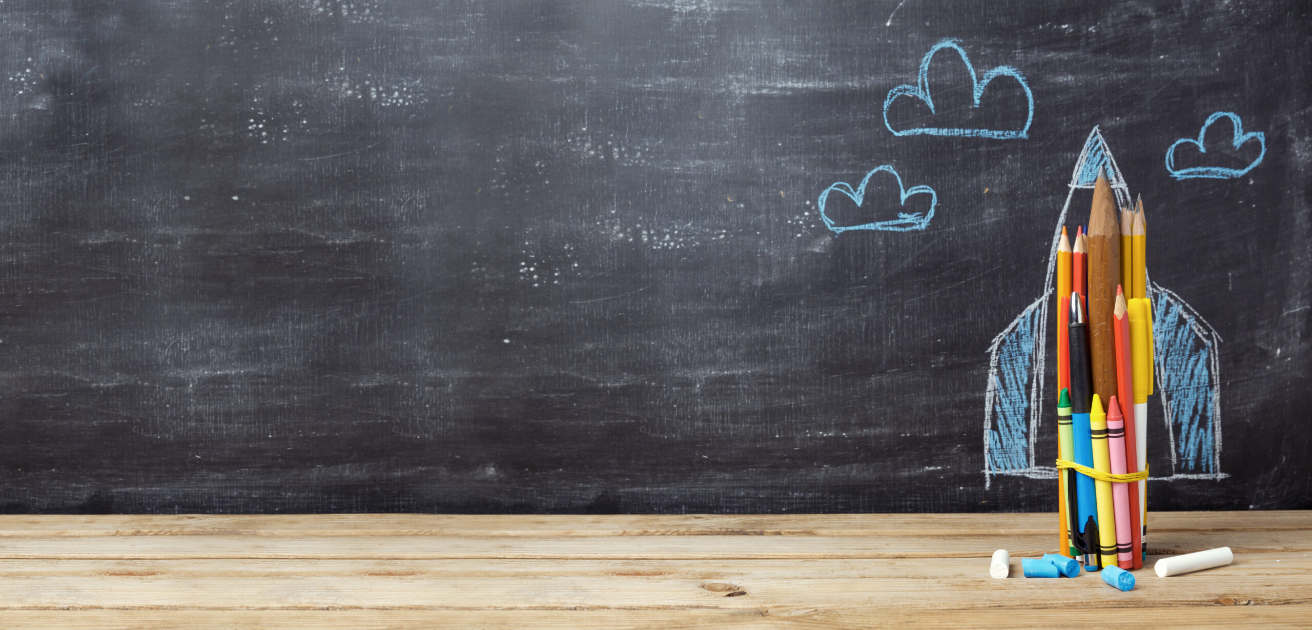 Fusée constituée de crayons d'écoliers